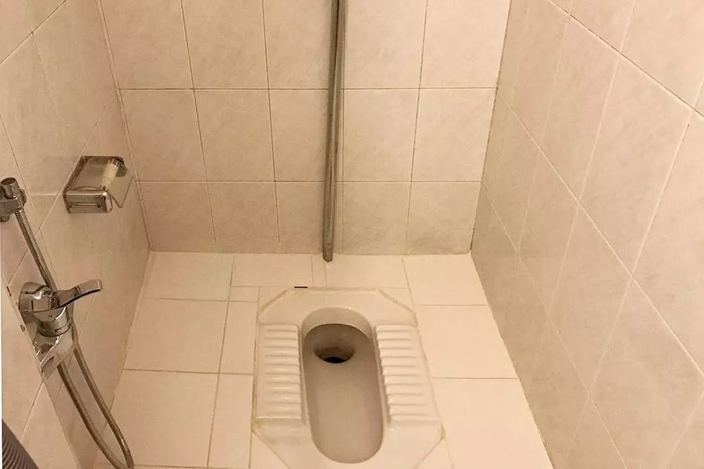 Мусульманский туалет. Иранский туалет. Мусульманский унитаз. Мусульманский туалет в квартире. Туалет в иранской квартире.