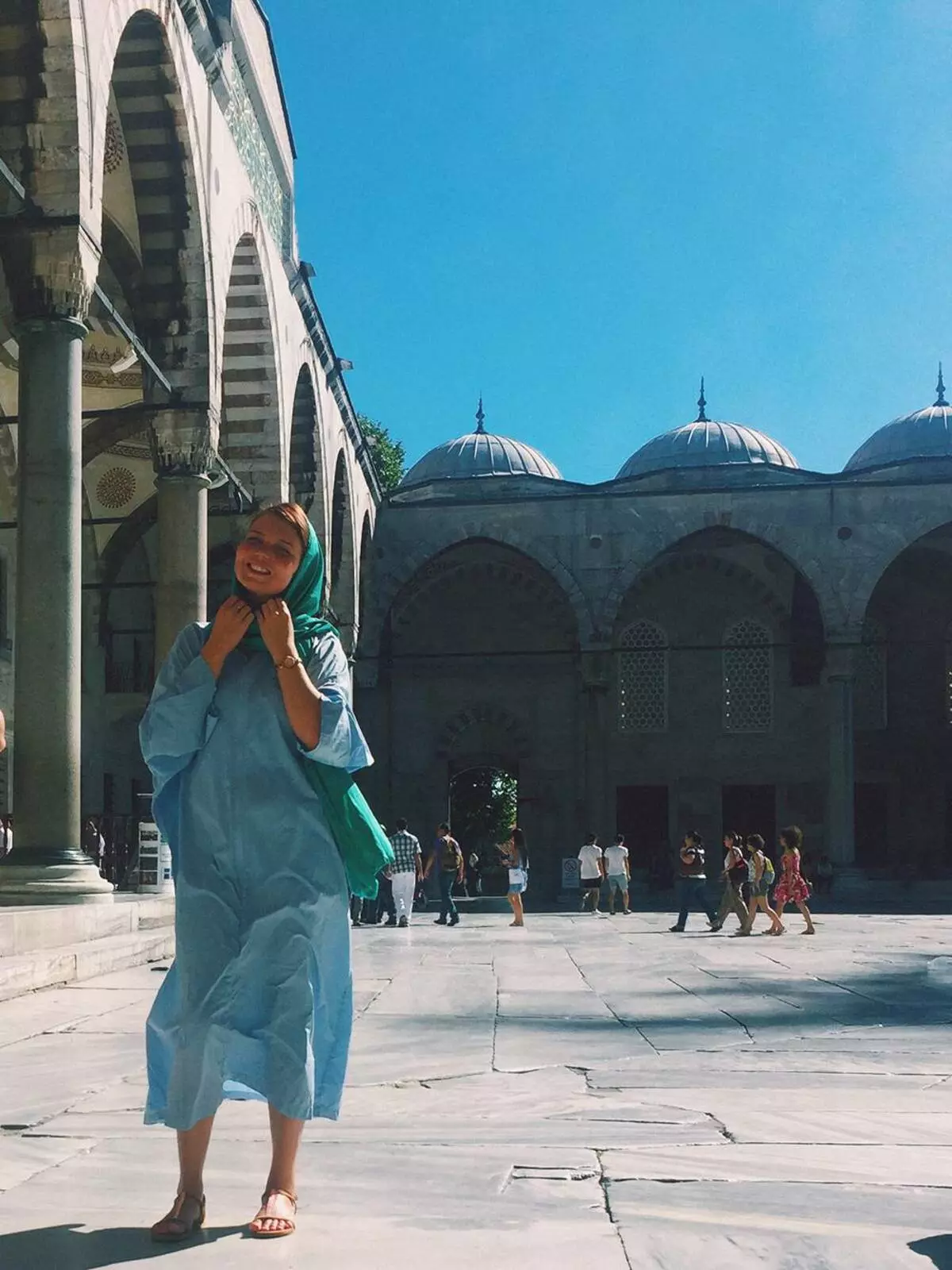 Когда выйдет один день в стамбуле прокат. Женщина на фоне мечети. Стамбул девушка. Девушка в мечети. Женская одежда для мечети.
