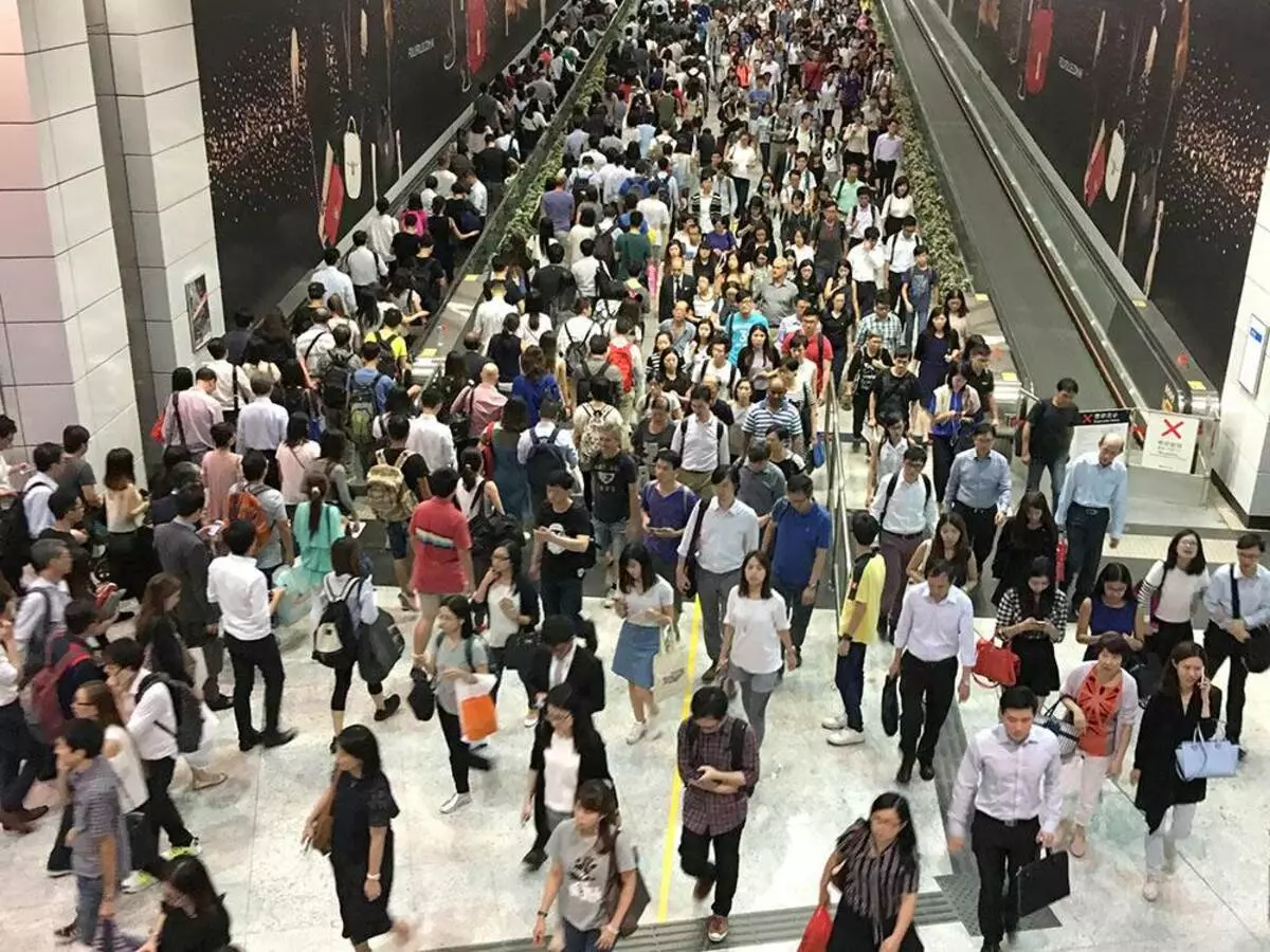 Много людей в метро. Метро в Китае в час пик. Много народу в метро. Час пик в метро.